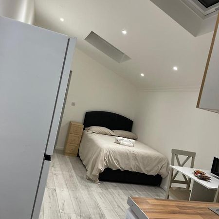 Studio Room Next To Gatwick Кролей Экстерьер фото