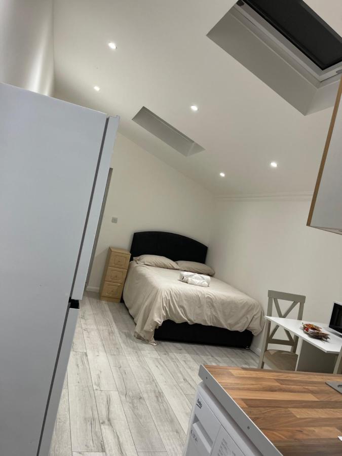 Studio Room Next To Gatwick Кролей Экстерьер фото