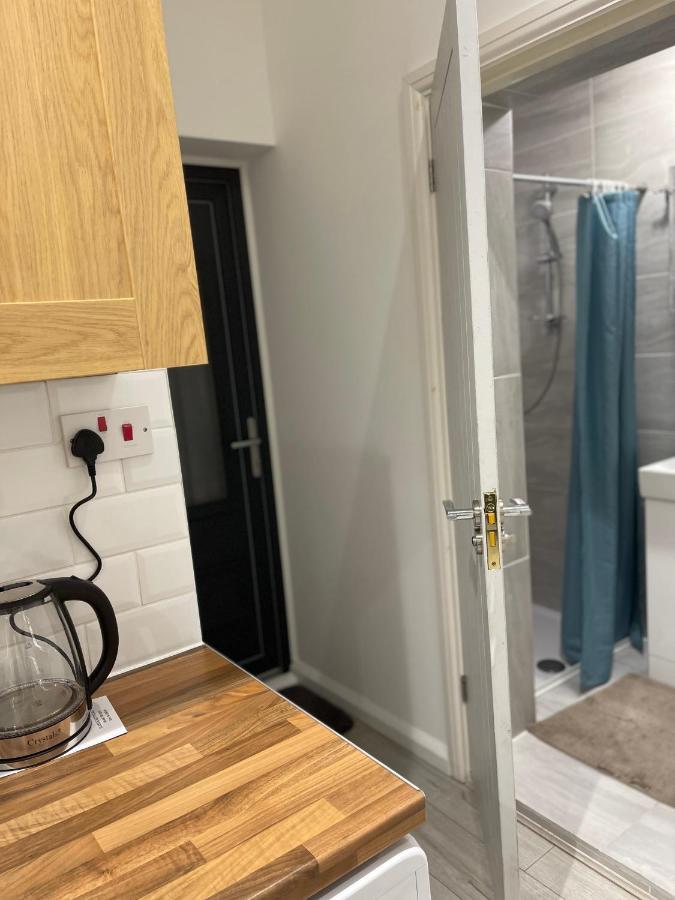 Studio Room Next To Gatwick Кролей Экстерьер фото