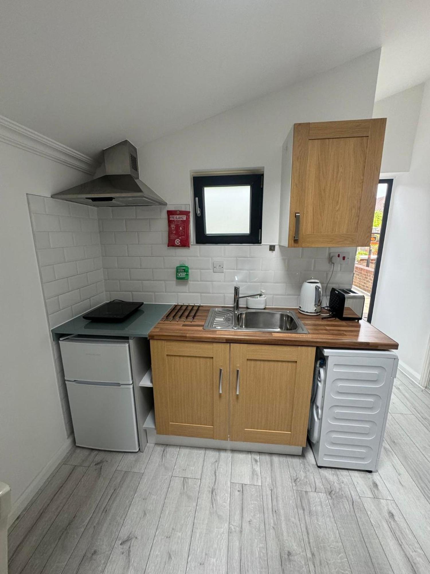 Studio Room Next To Gatwick Кролей Экстерьер фото