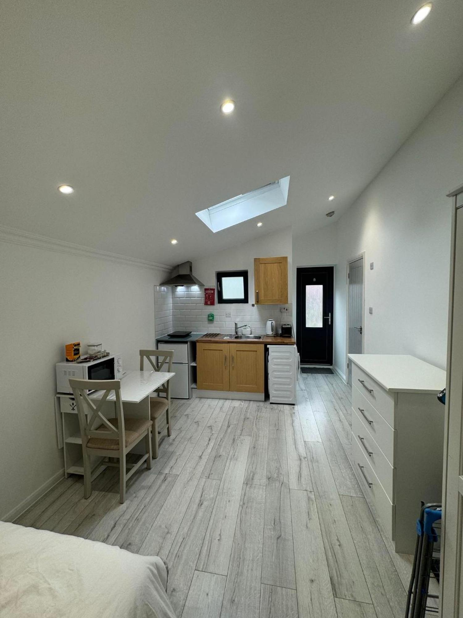 Studio Room Next To Gatwick Кролей Экстерьер фото