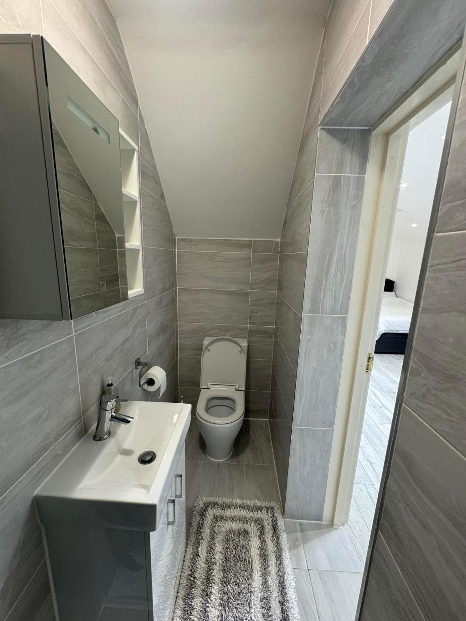 Studio Room Next To Gatwick Кролей Экстерьер фото